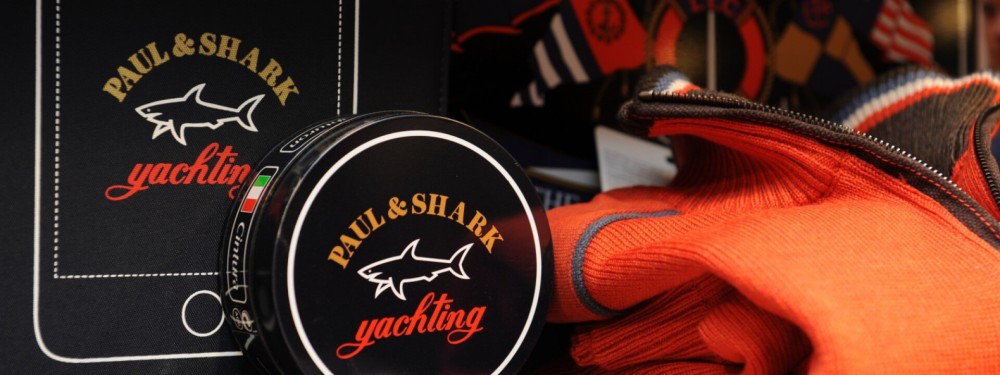 Het logo van het online kledingmerk, genaamd Paul & Shark. 